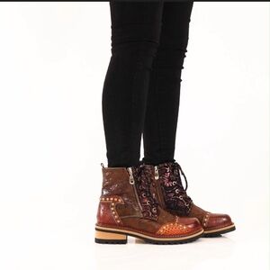 la artiste Brown Leather Ankle Boots
